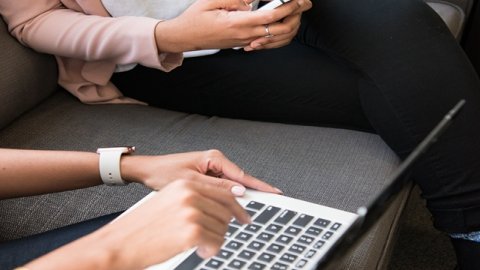 半托管模式下的跨境电商物流企业挑战与机遇：物流新模式的发展趋势