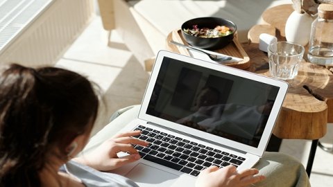 京东自营与京东国际的差别：商品品质及物流配送。